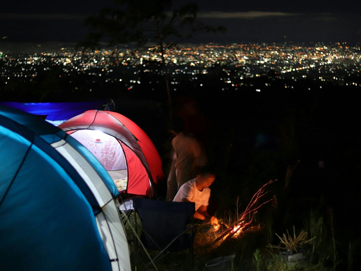 北部璀璨夜景露營區-一邊露營一邊俯瞰閃耀的城市燈火，浪漫又愜意！